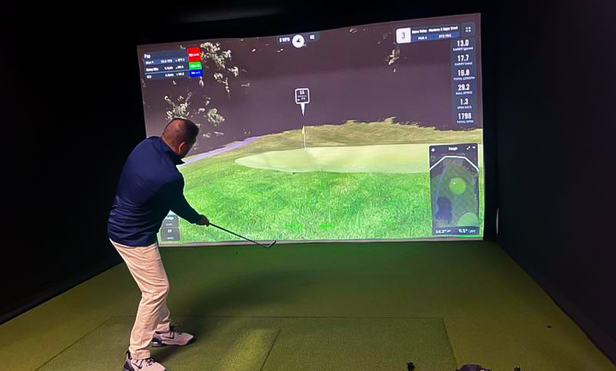 Image 2: Experience the Thrill Of Indoor Golf Play Simulator