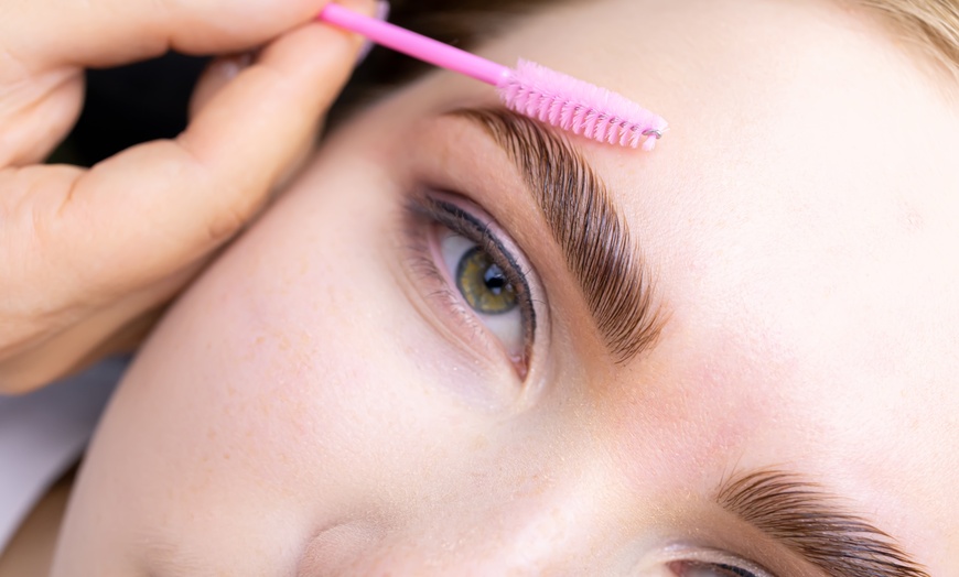 Image 1: Laminado, diseño y tinte de cejas  para un look perfecto