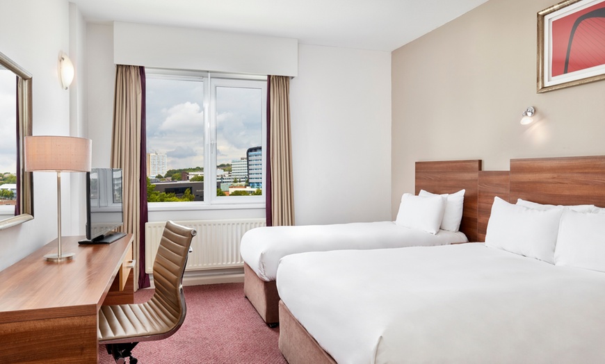 Image 2: Newcastle: 4* Stay with Breakfast and Prosecco