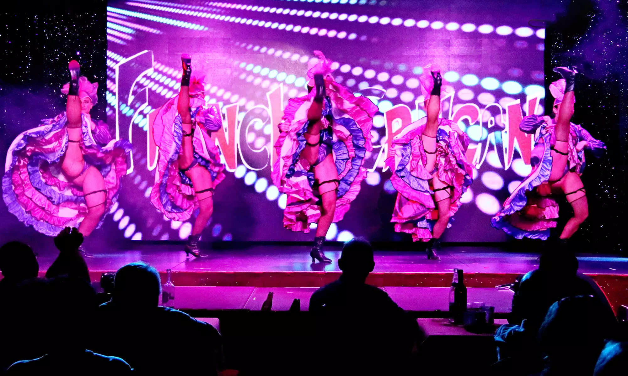 Parenthèse enchantée à la Cour Royale : strass, paillettes et dîner