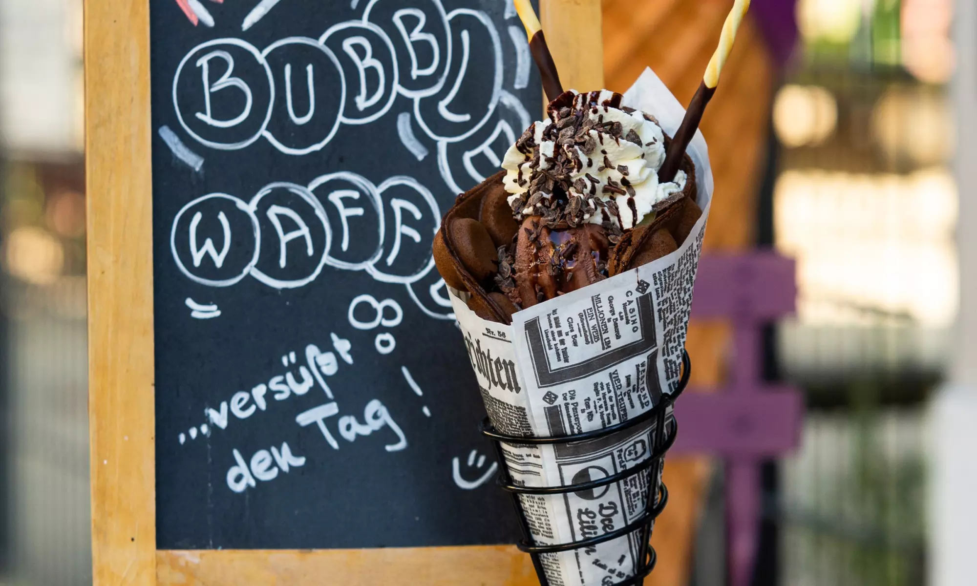 Signature Bubblewaffle inkl. 2 Eiskugeln & Heißgetränk für 1-4 Pers.