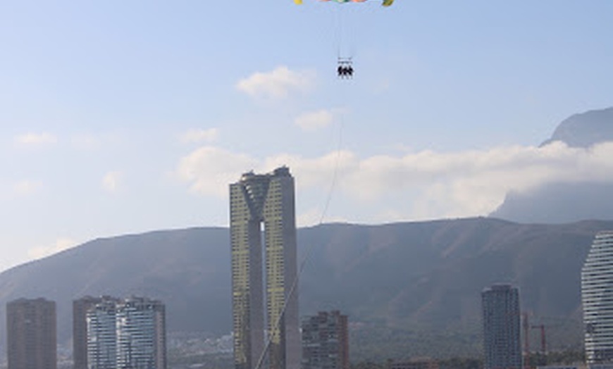 Image 2: Vuelo en parasailing para hasta 3 personas