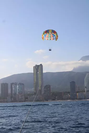 Vuelo en parasailing para hasta 3 personas