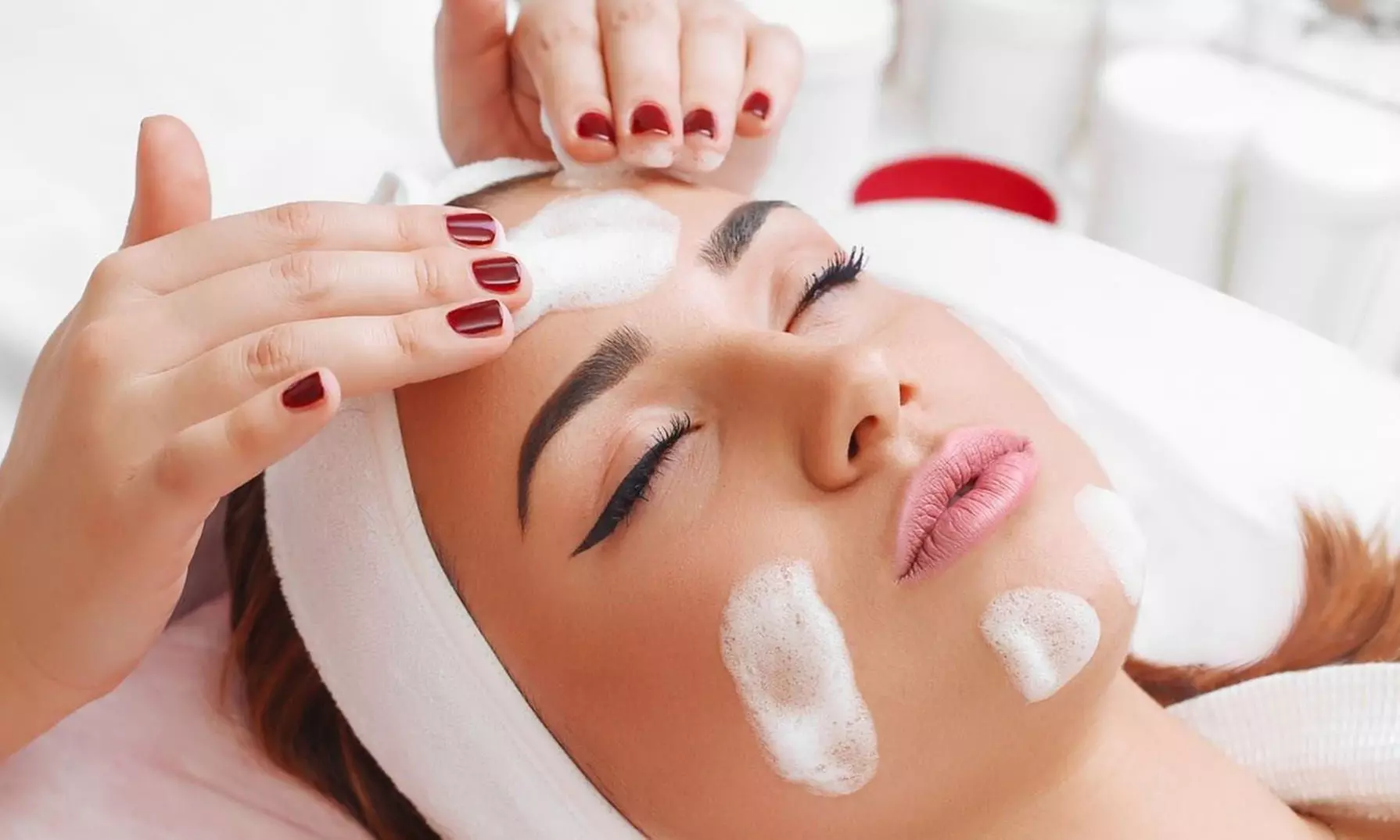Limpieza facial de 9 pasos con punta de diamante, vitaminas y crioterapia, hasta un 59% de descuento - Primary Image