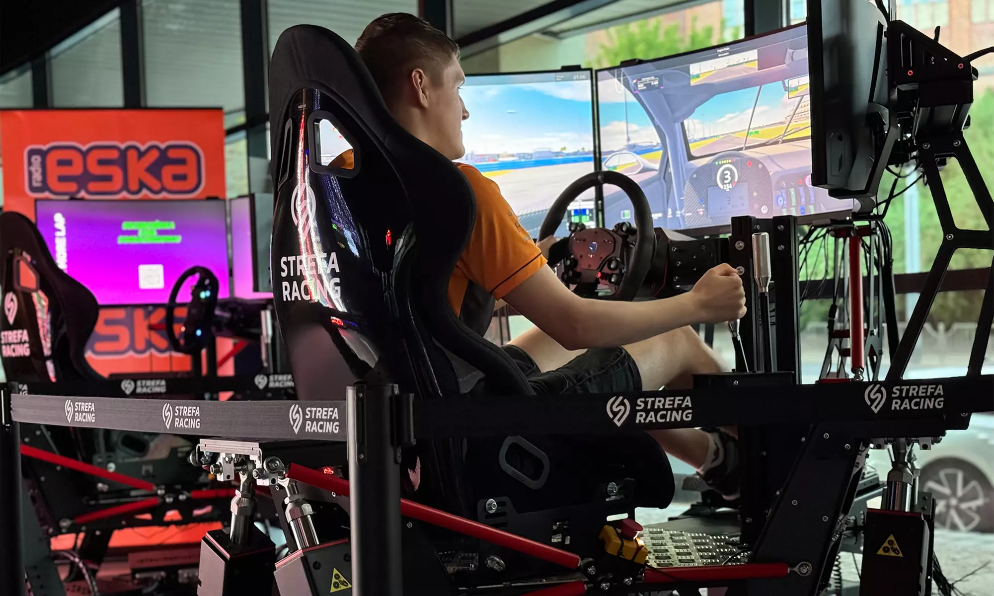 Poczuj się jak prawdziwy kierowca: sesje na symulatorach Strefy Racing