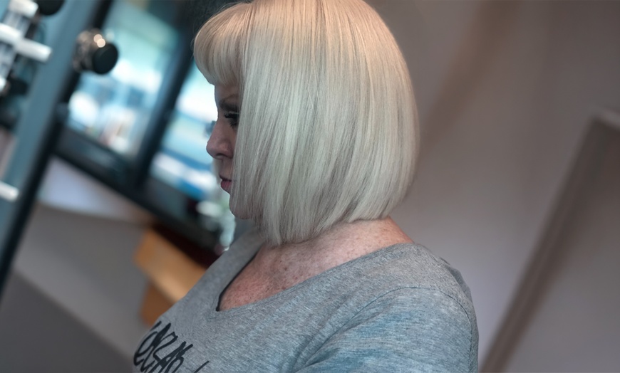 Image 4: Enhance Yourself with Hair Color and Highlight Services