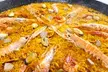 ¡A la rica paellita! Menú de arroz para llevar para 2 o 4 personas con botella de vino con 43% de descuento - Second Medium