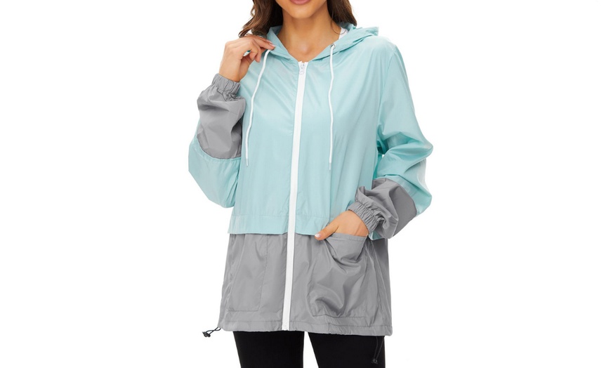 Image 5: Women's Outdoor Lightweight Hooded Windbreaker Packable Jacket