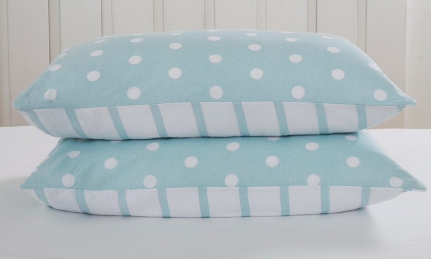 Image 8: Spots and Stripes Reversible Easy Care Duvet Set