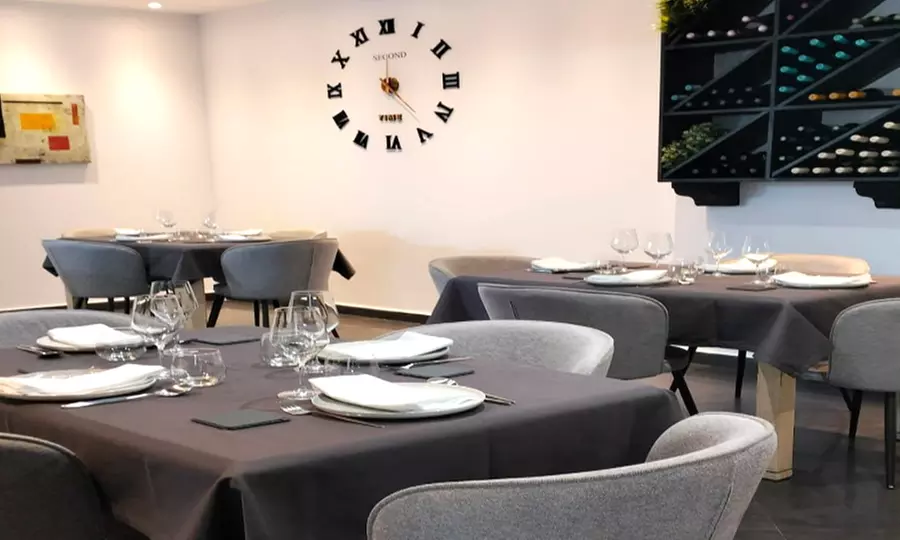 Menú con aperitivo, pases a elegir, postre a compartir y bebida