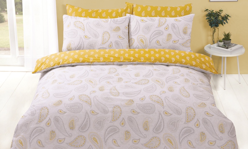 Image 5: Printed Reversible Duvet Set