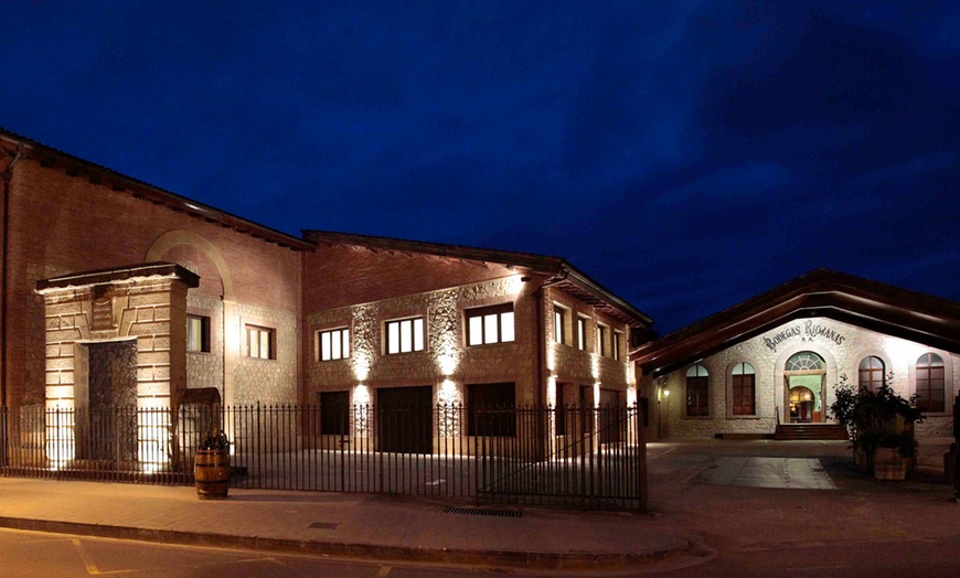 Image 1: Visita a bodega con cata de 3 vinos y aperitivo para 2 o 4 personas