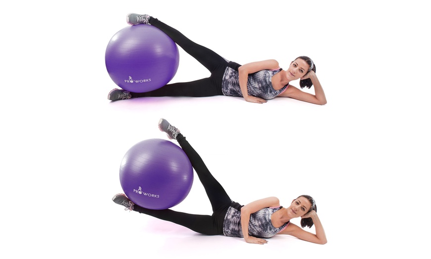 Image 6: Yoga Mat and Fitness Ball Set