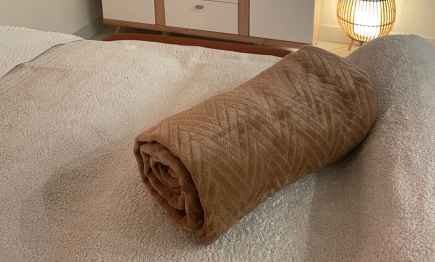 Image 3: Relaks dla dwojga: masaż z peelingiem lub masaż gorącymi kamieniami
