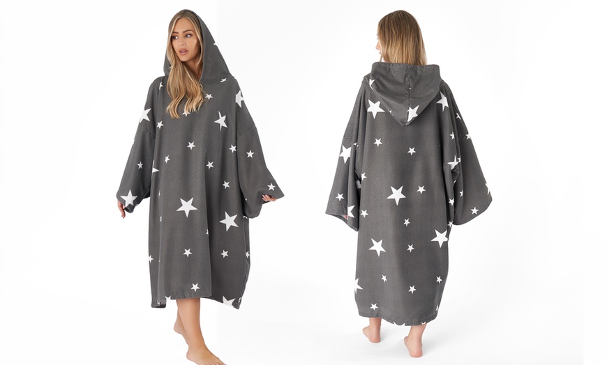 Image 5: Adults Oversized Printed Poncho Towel