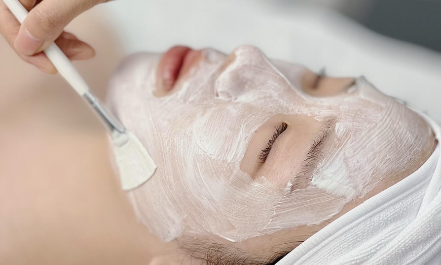 Image 2: Get One or Two 45-Min Customized Facial + Hydrojelly Mask!