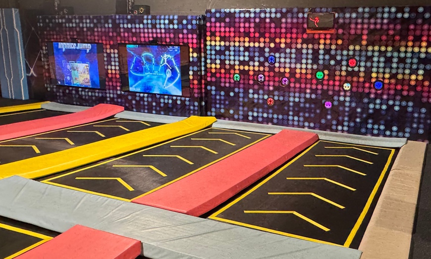 Image 13: 1 hora de saltos en parque de colchonetas World Jump para 1 persona