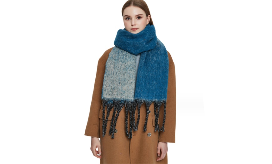 Image 3: Women's Oversized Gradient Tassel Shawl Scarf