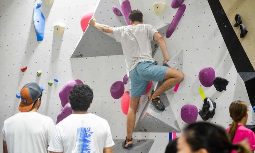 Image 2: Full-Day Bouldering + Shoe Rental