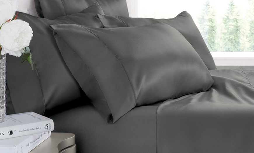 Image 2: Satin Sheets and Pillowcases Set
