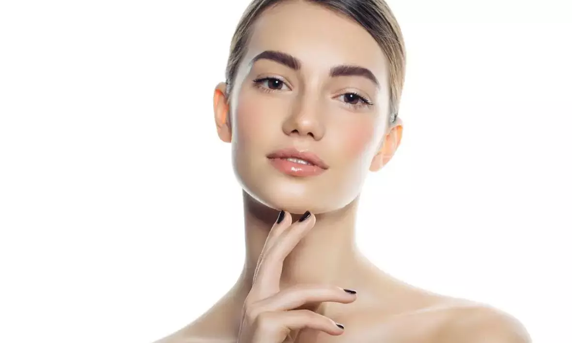 Tratamiento reafirmante inyectado en tercio superior facial y retoque