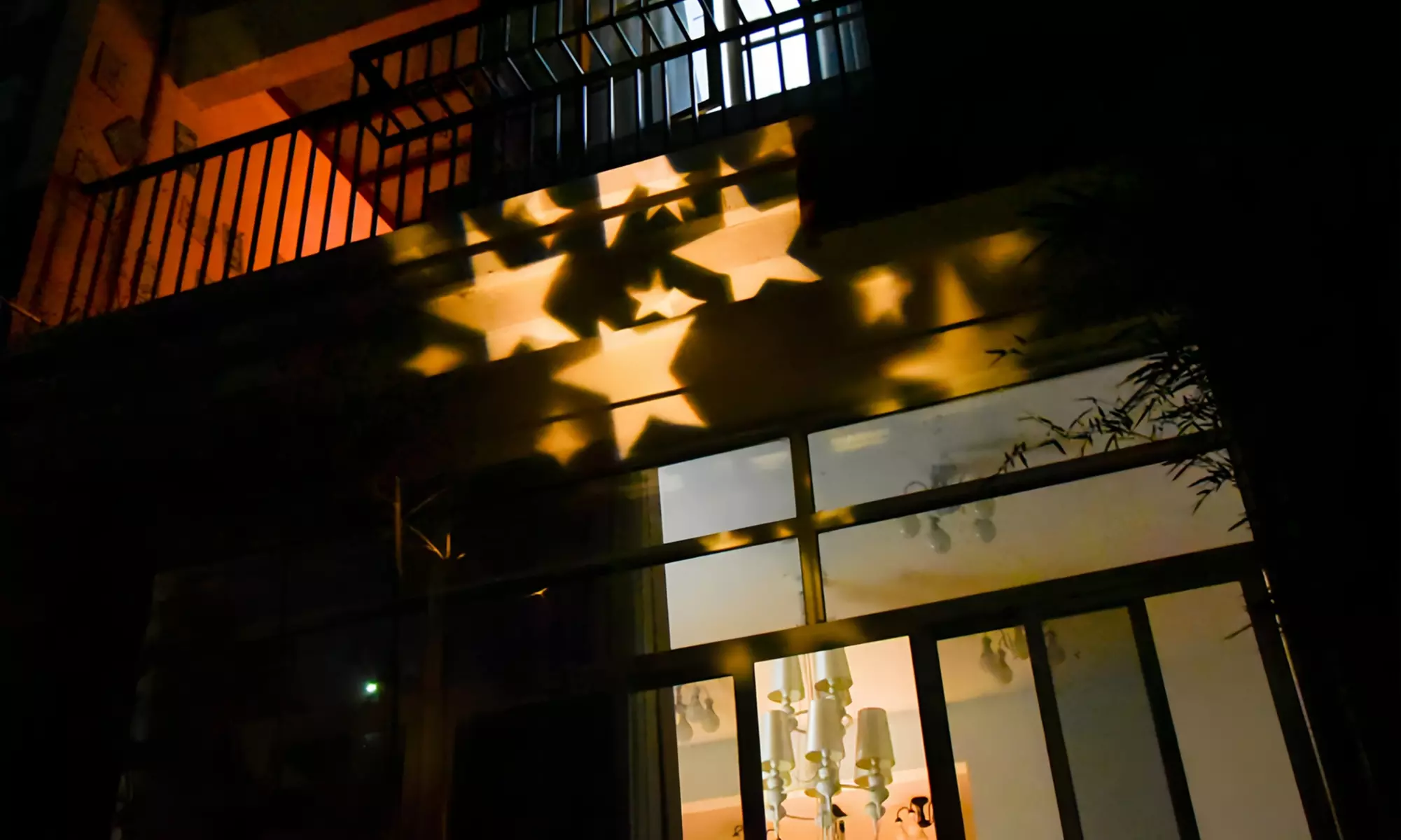 Proyector láser led impermeable para exterior con una variedad de deslumbrantes patrones navideños - Primary Image