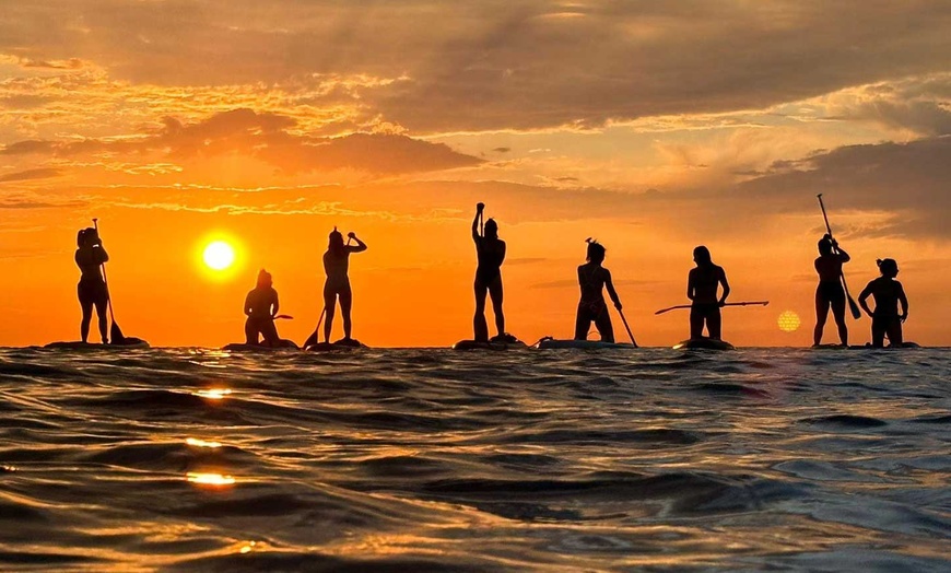 Image 1: ¡Empieza el día de forma diferente! Paddle surf al amanecer con fotos