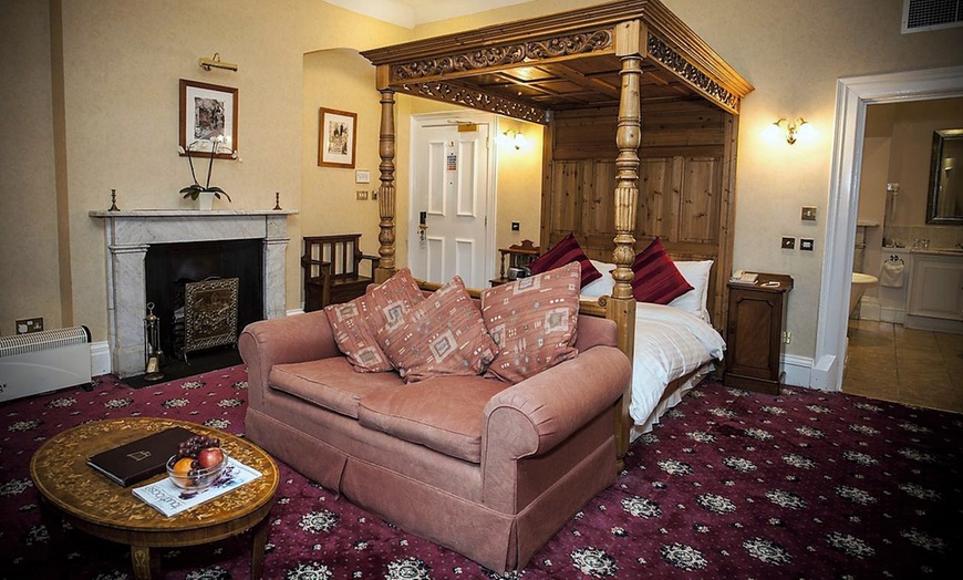 Image 2: Warwickshire: Up to 2-Night 4* Stay with Dinner