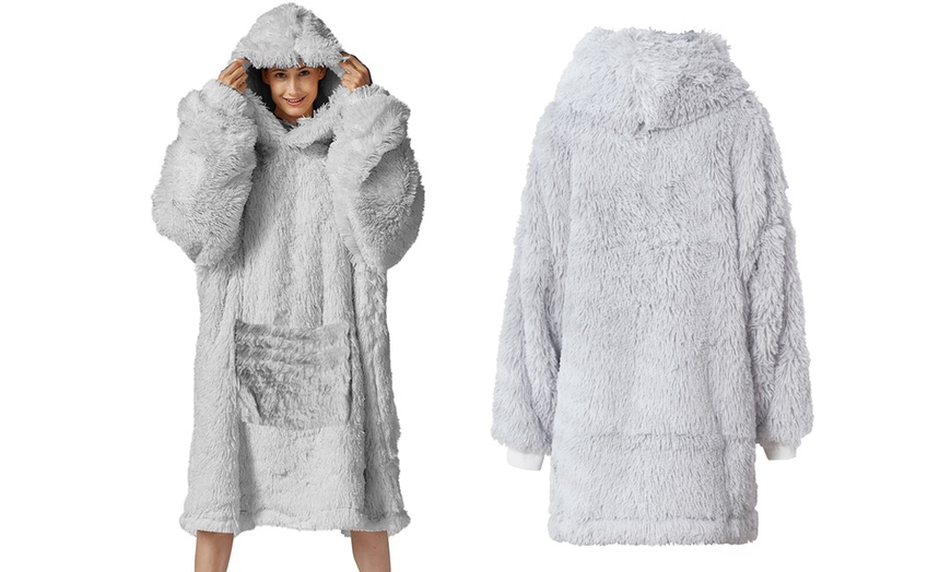 Image 5: Oversized Faux Fur Hoodie - Snuggle Up in Cosy Luxury
