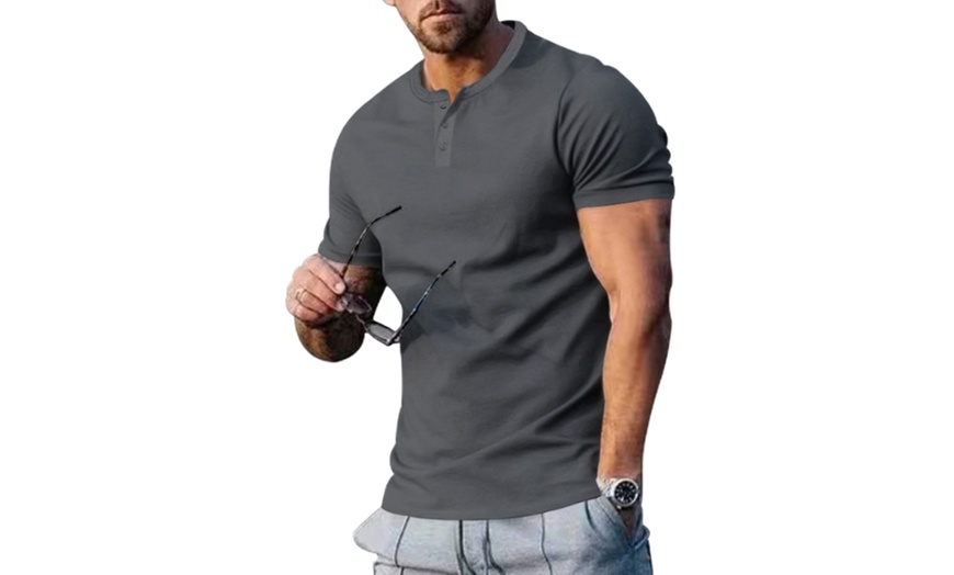 Image 5: T-shirt Henley décontracté à manches courtes pour hommes