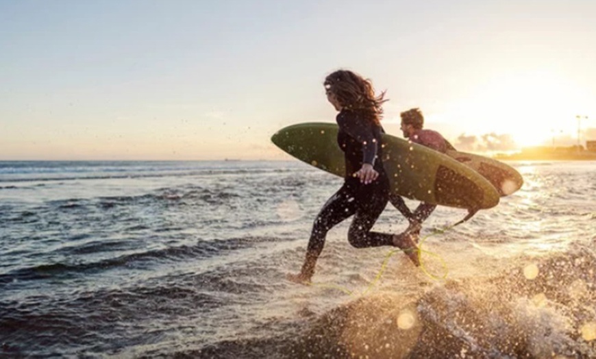 Image 1: Vive la aventura del surf con clases personalizadas en Round House