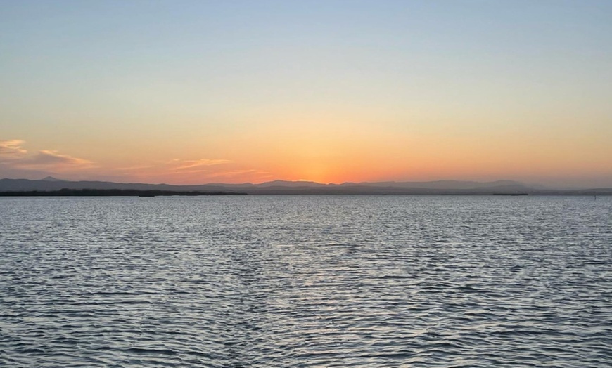 Image 8: Paseo privado en barca para ver la puesta de sol para 2 o 4 personas 