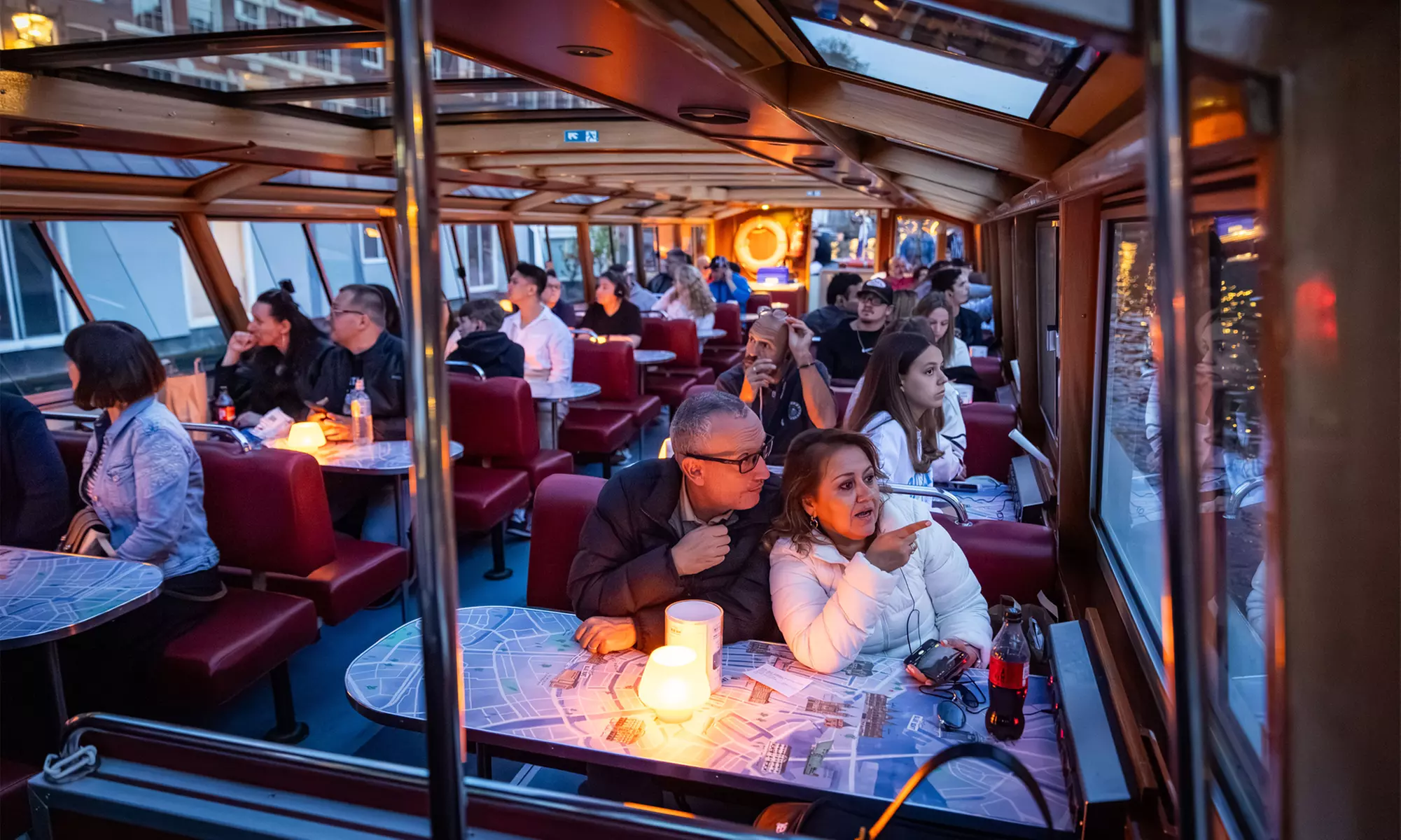 Grachten vol lichtjes en legendes: een avondcruise door Amsterdam