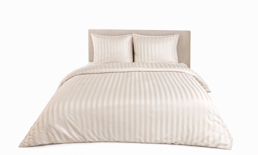 Image 2: Parue de lit en microfibre satinée