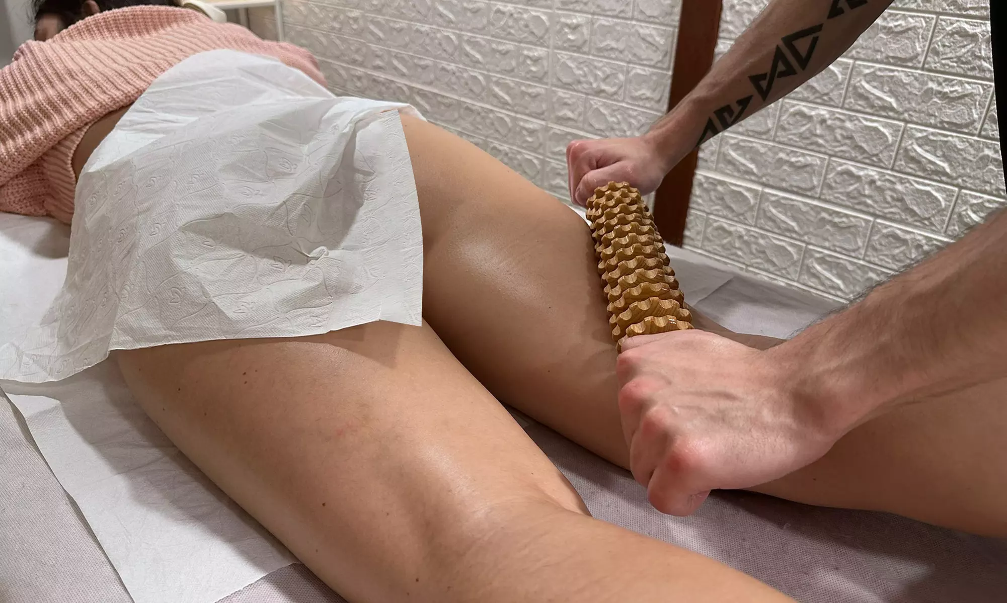 2, 4  sesiones de maderoterapia y masaje con ultrasonidos en KG Clínica y Salud - Primary Image