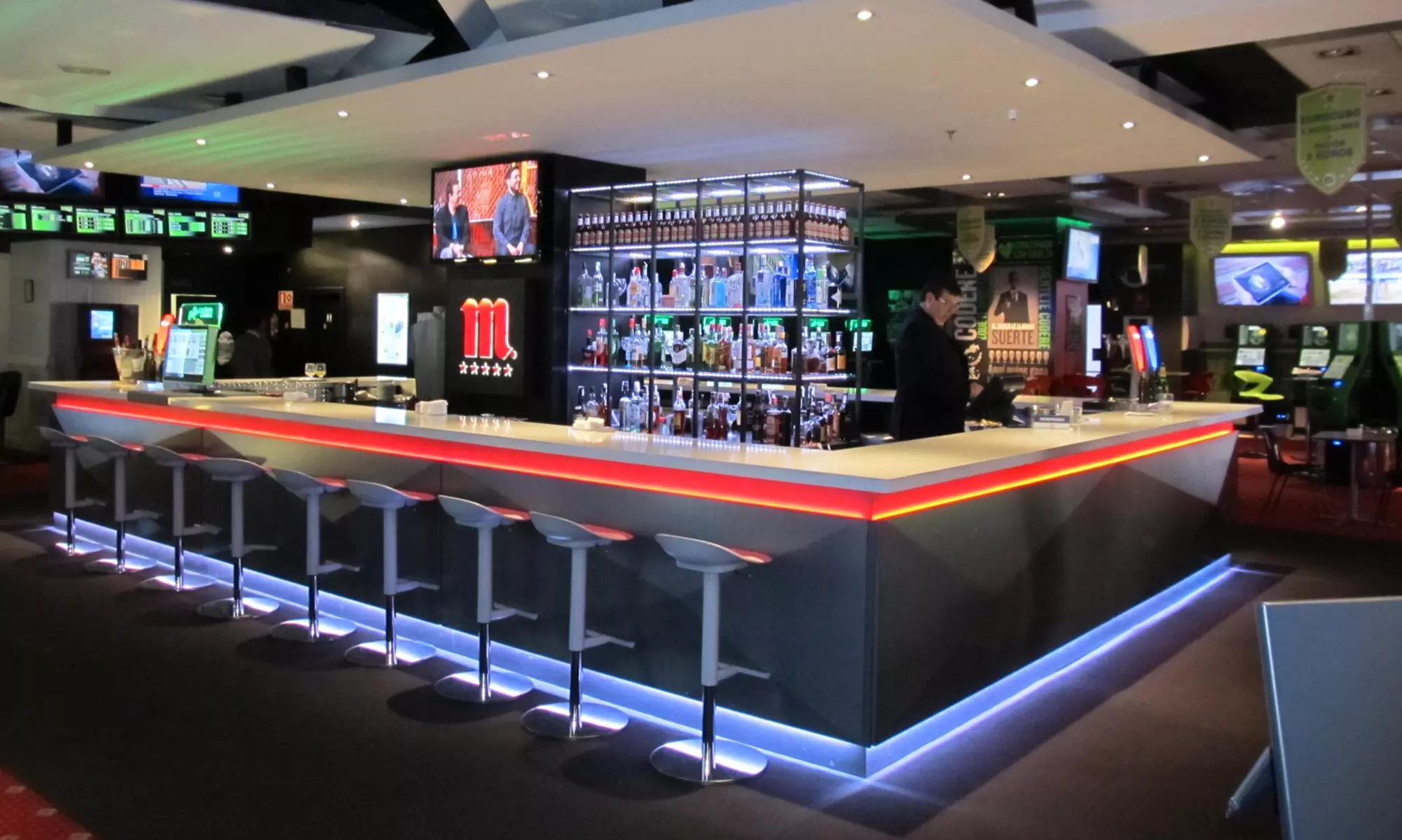 Comilona y diversión: menú con copas, crédito de juego y parking