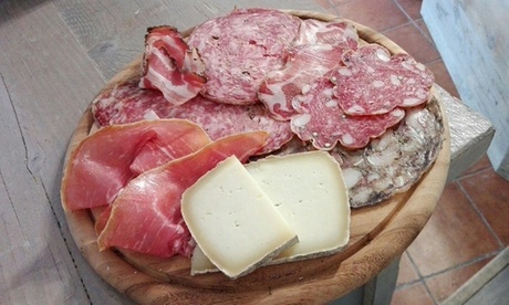 Tagliere con prodotti tipici del territorio e 2 calici di vino per 2 o 4 persone da La Sosta Divina (sconto fino a 64%)