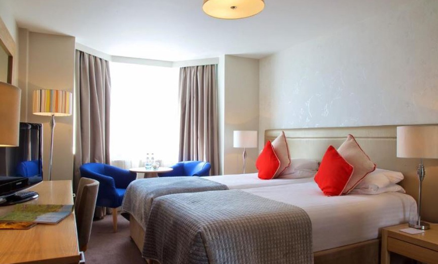 Image 4: Bournemouth: 4* Room Stay with Breakfast