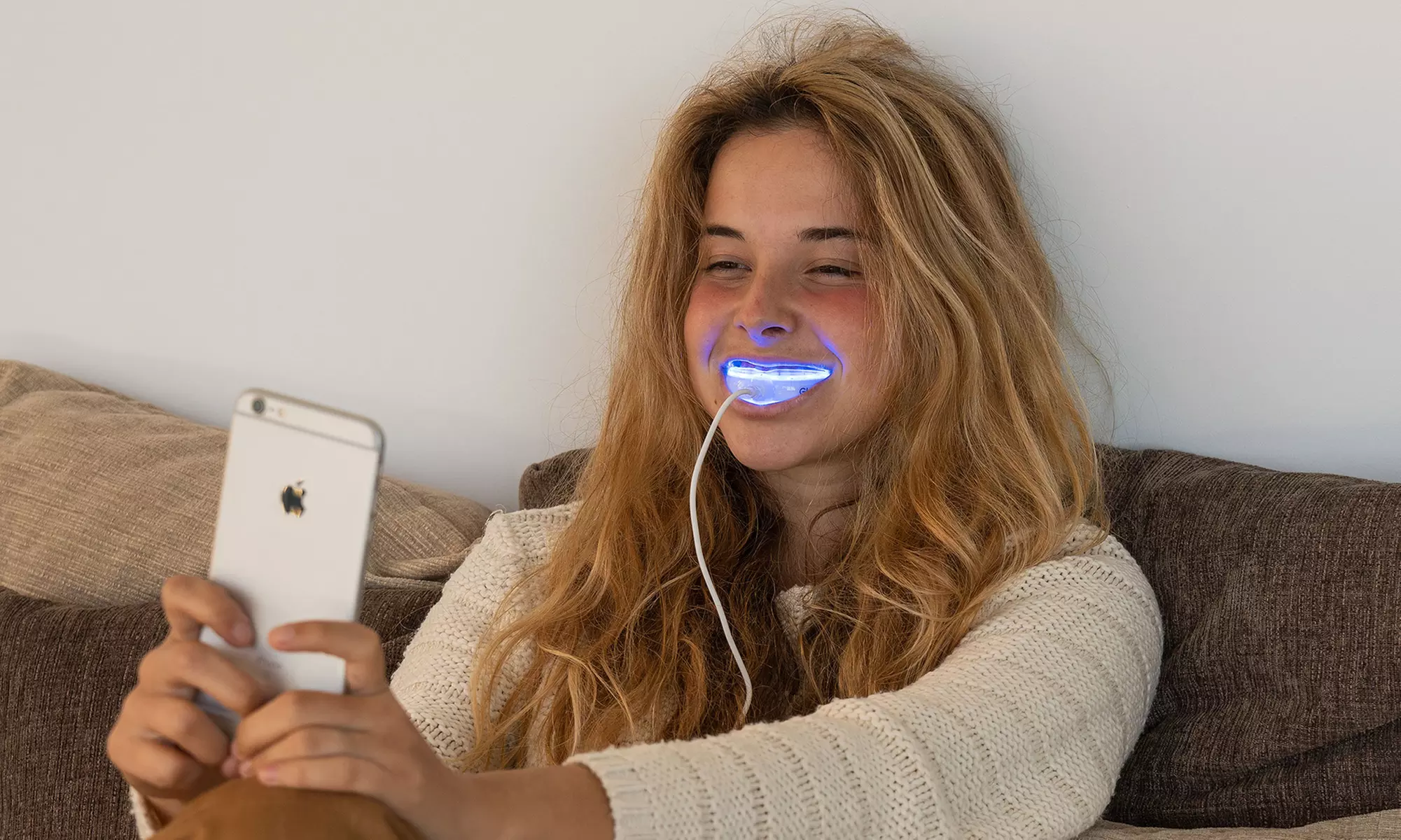 Smartphone kit de blanchiment GlamWhite  : blanchissez vos dents avec votre smartphone - Primary Image