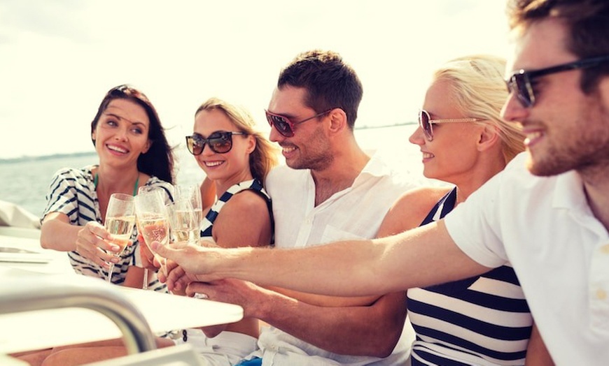 Image 5: Paseo de 2 horas en barco de vela con cava para hasta 4 personas