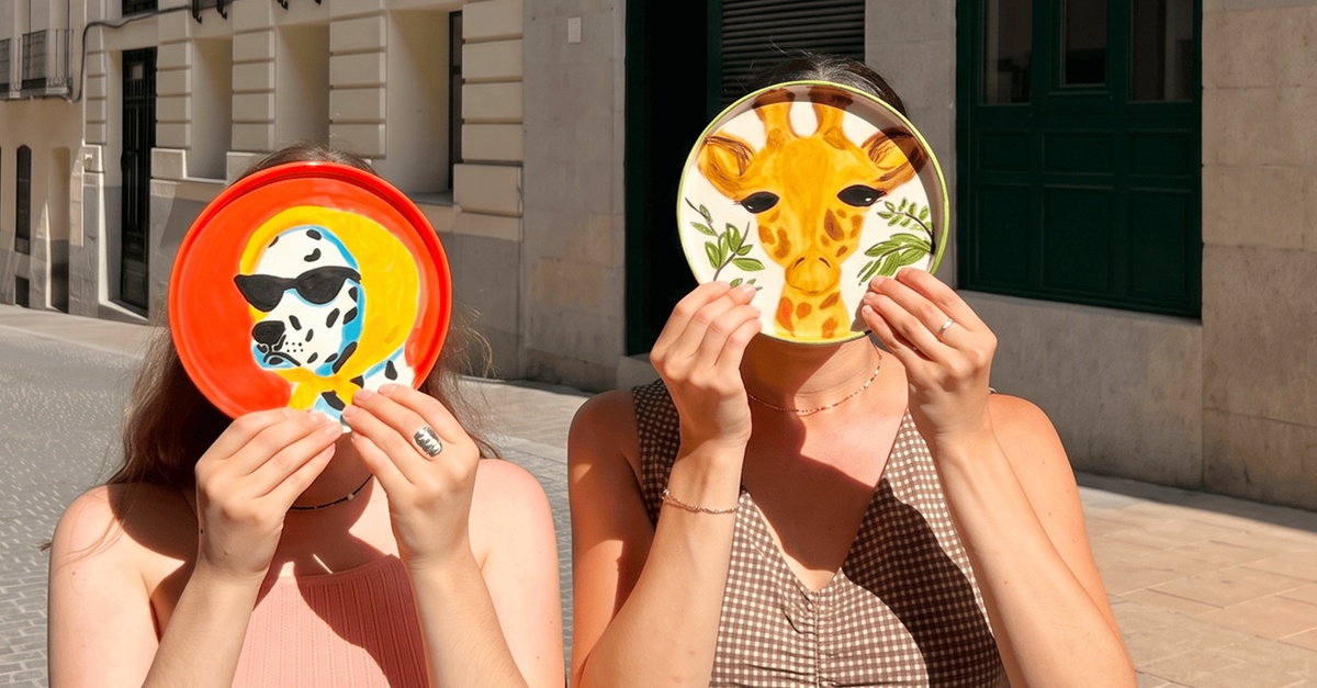 Taller para pintar cerámica artesanal con bebida en Madrid