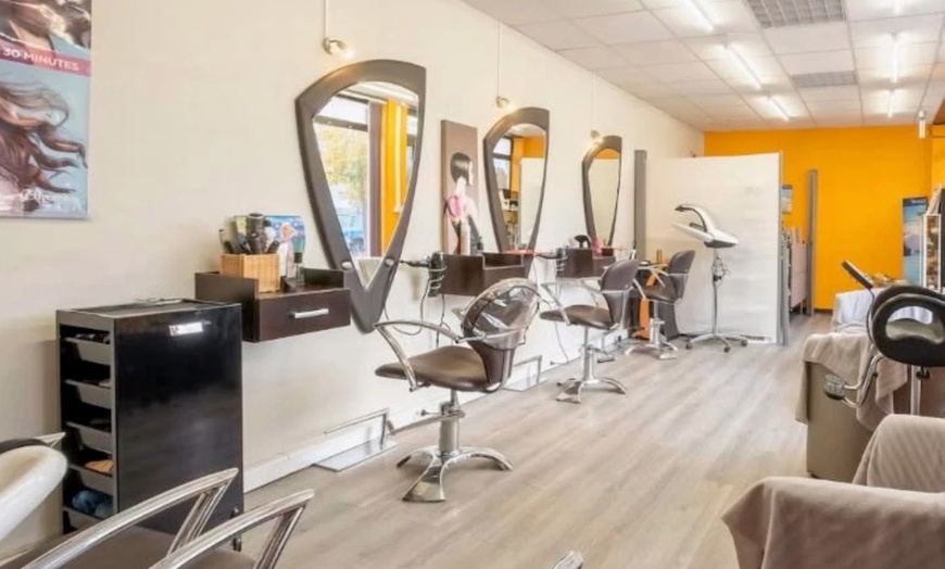 Image 2: Pour une chevelure sublimée : shampoing, coupe et soin brushing