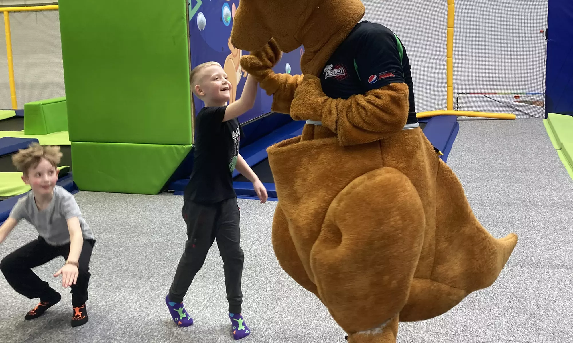 Zapomnij o grawitacji! Wskocz w świat zabawy w 4 parkach trampolin