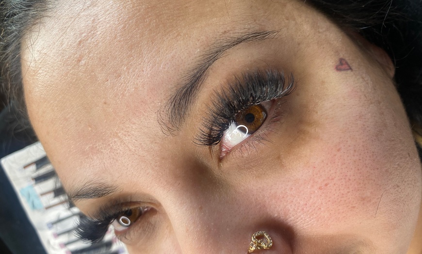 Image 3: Transform w/ Full Set of Classic, Hybrid, or Volume Eyelash Extensions