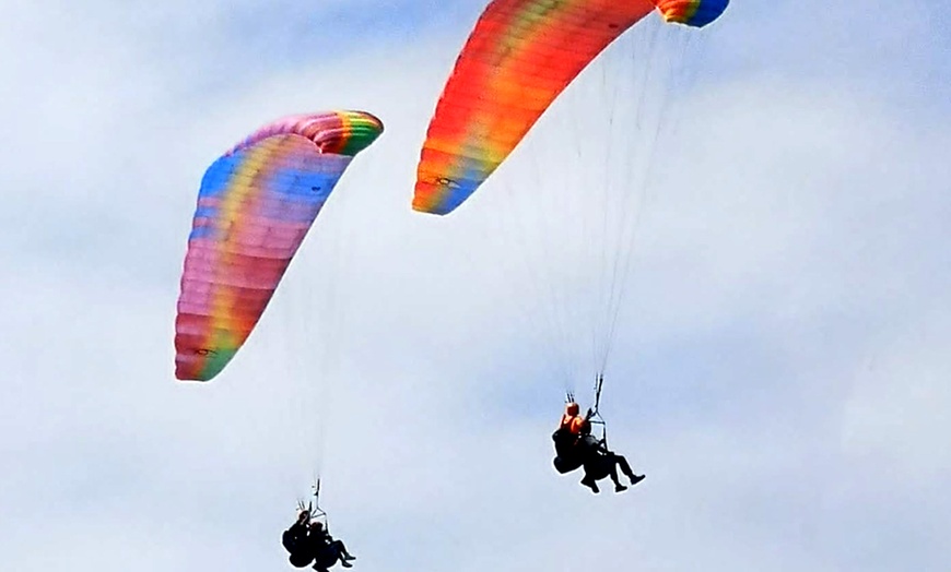 Image 4: ¡Vuela alto y libre! Descubre el cielo con iParapente