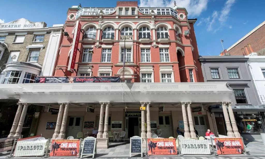 Brighton and Hove: Deluxe Double with Breakfast and Dinner