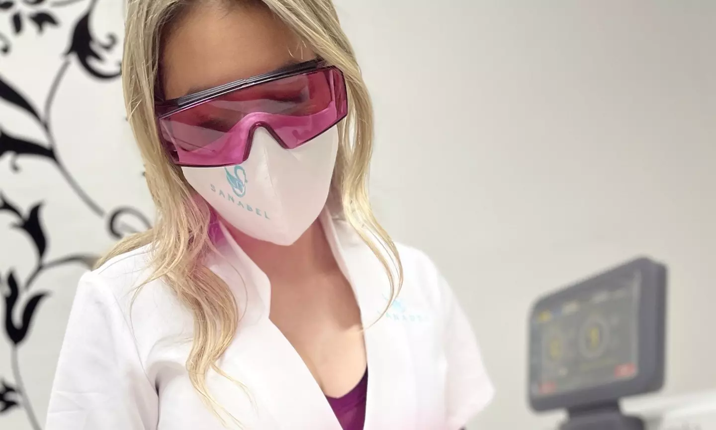 Limpieza facial profunda con exfoliación y tratamiento especializado