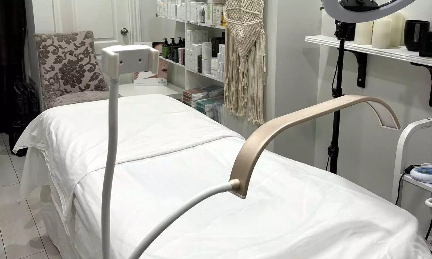 Enhance Your Eyes: Classic/Hybrid Eyelash Extensions