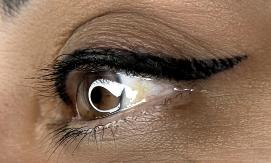 Image 3: Luce un eyeliner semipermanente con microblading o micropigmentación