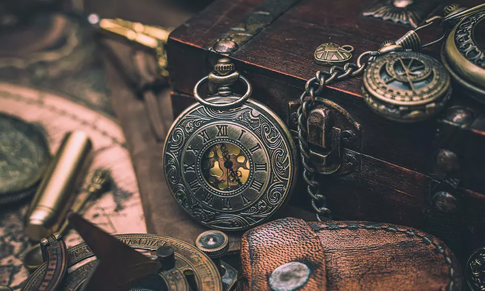 60 Min. Online Escape Game „J.J. Dubois - Die Gefährten des dunklen Königs“ für 2-6 Personen (57% sparen) - Primary Image